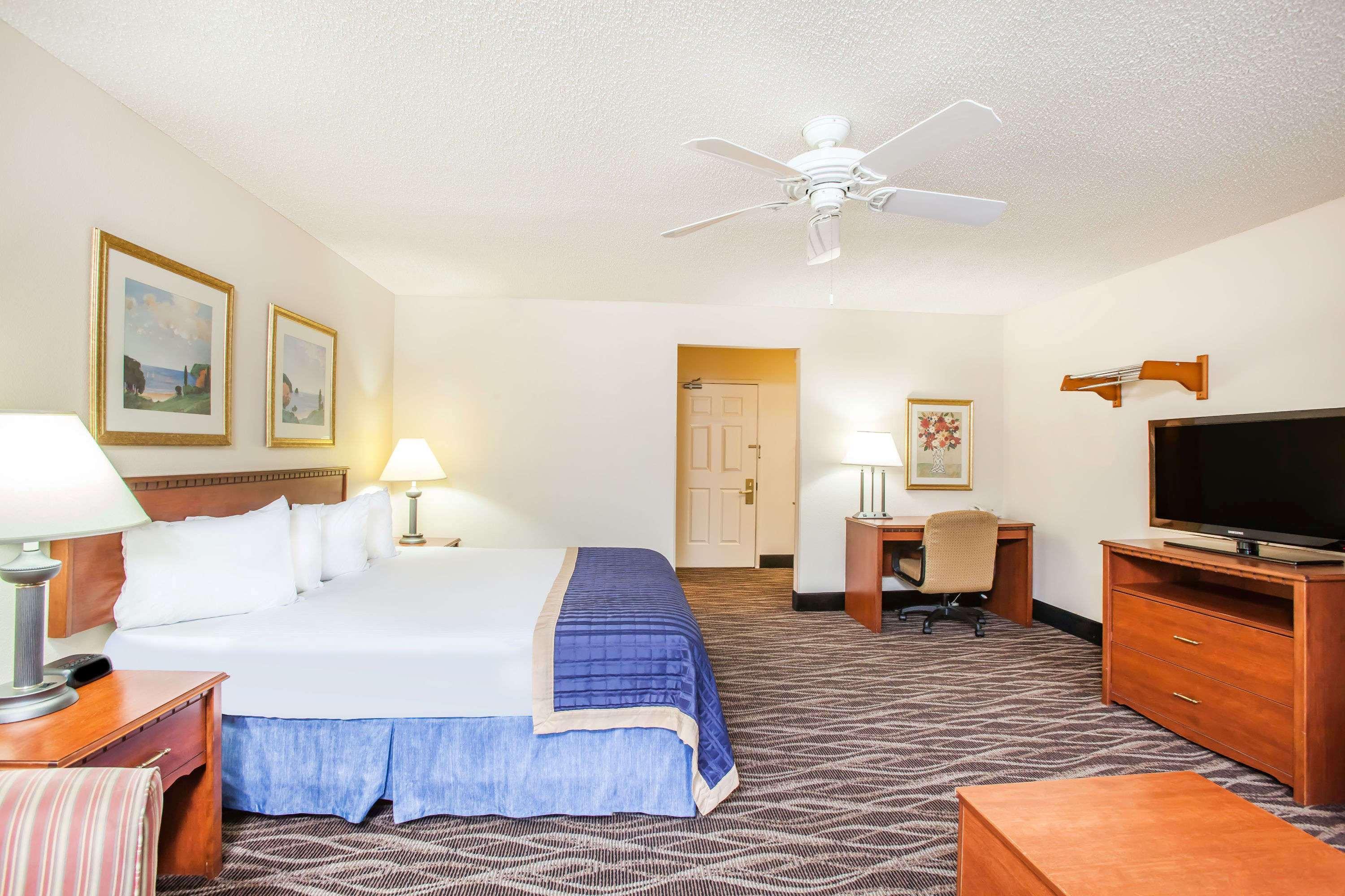 Baymont On The Lake By Wyndham Hot Springs Exterior foto