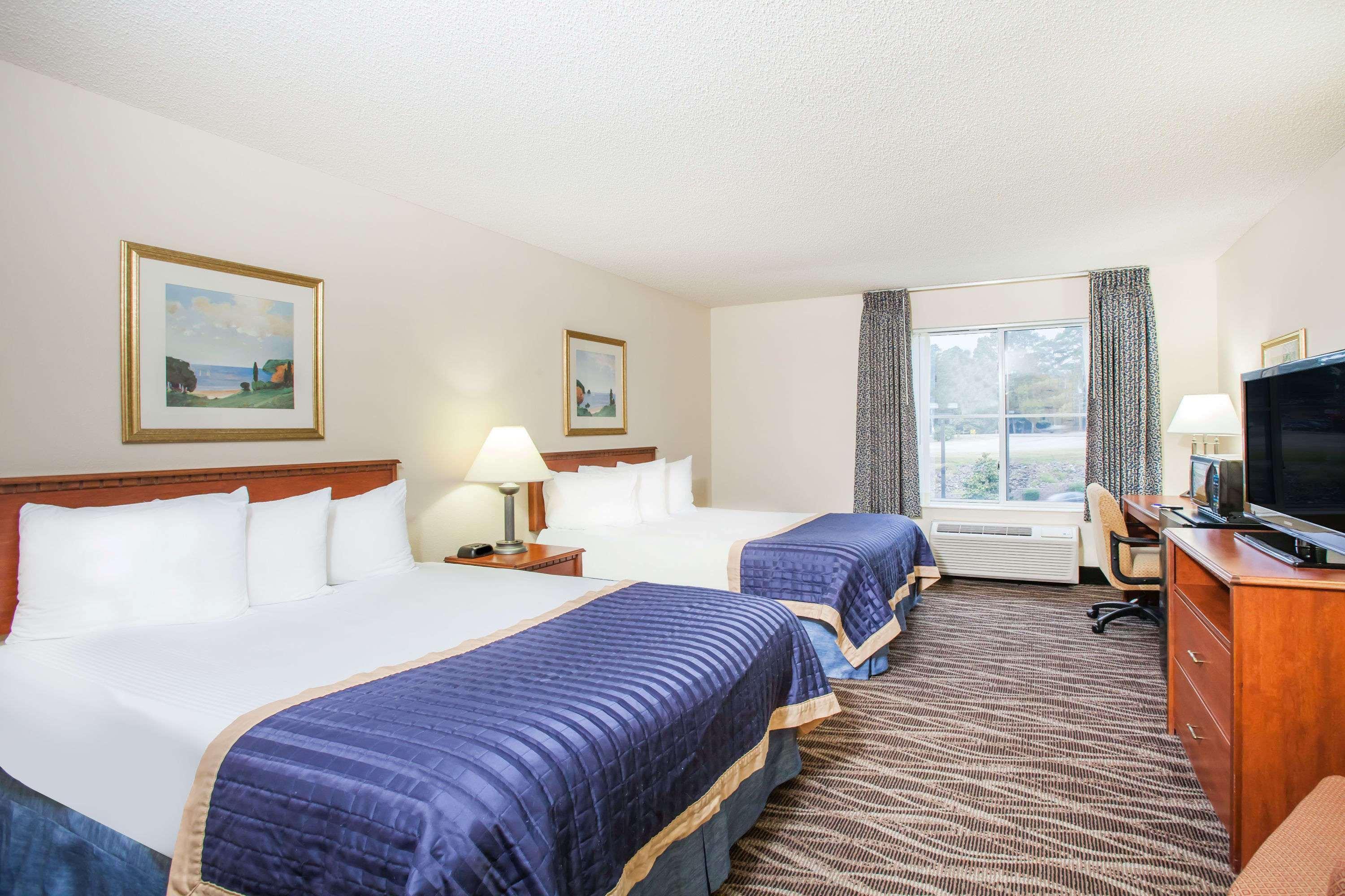 Baymont On The Lake By Wyndham Hot Springs Exterior foto